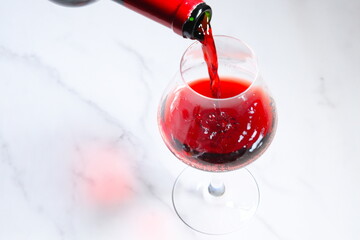 赤ワインをワイングラスに注ぐ