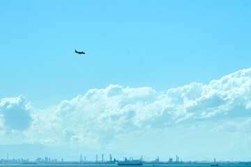 飛行機と雲と空と街並み