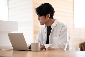 Fototapeta premium 家で仕事をする日本人男性