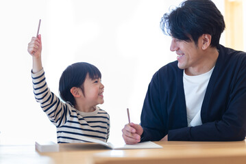 閃いた男の子と笑顔の父親