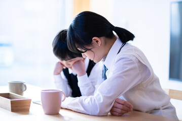 タブレットで遊ぶ子供達