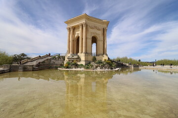 Fototapeta na wymiar Le château d'eau et son bassin sur l'esplanade du Peyrou, ville de Montpellier, département de l'Hérault, France