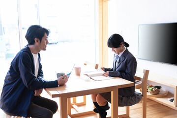 娘の勉強を見る父
