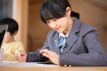 勉強をする女の子