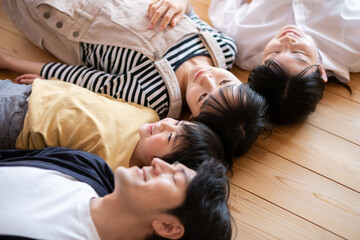 リビングに仰向けで寝転ぶ家族