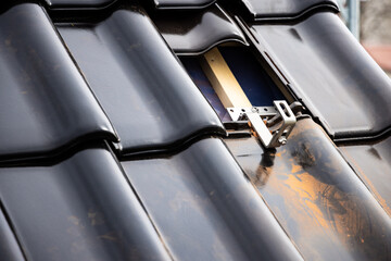 Mounting bracket for solar panels on a tile roof