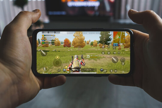 Kumamoto, JAPAN - Dec 22 2021 : 8 Popular mobile games (PUBG