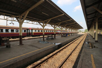 Fototapeta na wymiar タイ国鉄の駅と列車