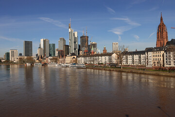 Frankfurter Skyline von der Alten Brücke gesehen (April 2023)