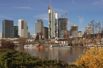 Frankfurter Skyline vom Sachsenhäuser Ufer im April 2023