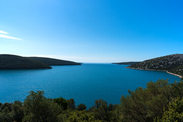 Landschatfsaufnahme von der Klippe mit Blick auf eine Bucht beeindruckendes Panorama