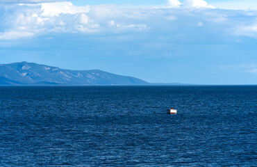 Einsames Fischerboot auf der Adria vor Gebirge