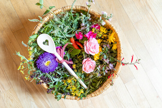 Kr&auml;uter und Sommerblumen gepfl&uuml;ckt im Korb