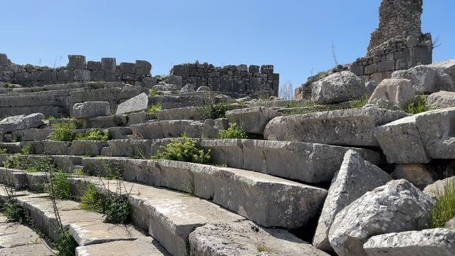 Both acropolises of Xanthos are surrounded by fortification walls with different knitting systems.