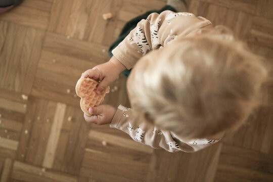 Kleinkind beim Waffel essen