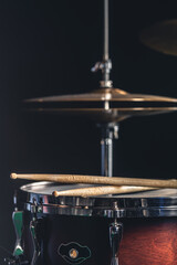 Obraz premium Snare drum and cymbals on a black background.