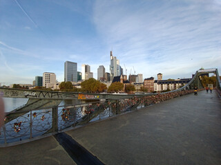 Obraz premium Frankfurt cityscape from the iron ridge with padlocks