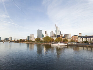 Obraz premium Frankfurt cityscape from the iron ridge with padlocks