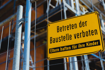 Betreten verboten Warnschild am Bauzaun einer Baustelle