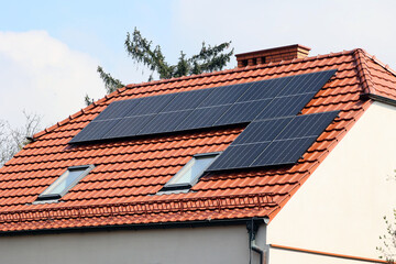  Farma ekologicznych paneli słonecznych na dachu bloku mieszkalnego - obrazy, fototapety, plakaty
