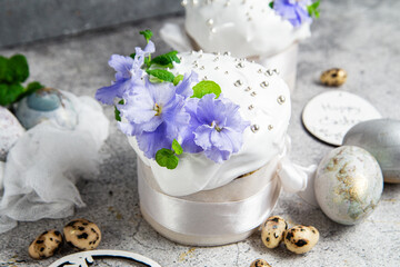Obraz na płótnie Canvas Easter cupcake with Swiss meringue and fresh flowers.Easter eggs