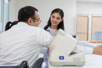 Obraz premium Doctor examination to patient.