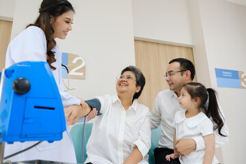 Obraz premium Doctor examination to patient.