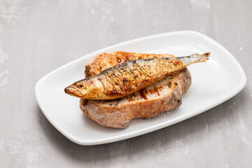 Grilled sardines with sauce on fresh bread