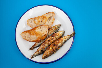 Grilled sardines with sauce on fresh bread