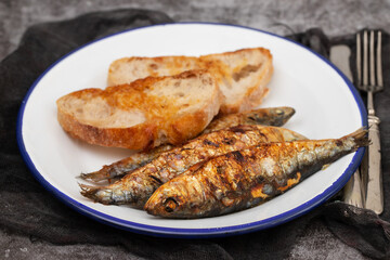 Grilled sardines with sauce on fresh bread