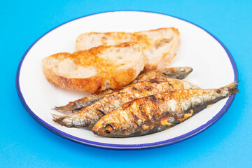 Grilled sardines with sauce on fresh bread