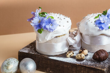 Obraz na płótnie Canvas Easter cake with Swiss meringue and fresh flowers.Easter eggs