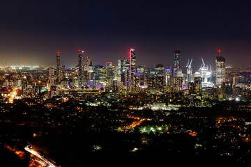 Obraz premium Bird's eye view of Brisbane CBD illuminated at night in Queensland, Australia