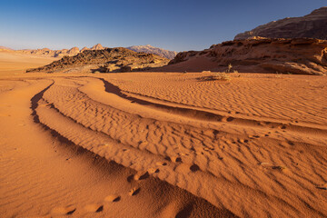 Fototapeta na wymiar Wadi Rum w Jordanii. Zbliżenie na skąpany w słońcu pustynny piasek. 