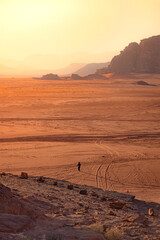 Wadi Rum w Jordanii. Pustynia oświetlona światłem słonecznym z formacjami skalnymi.