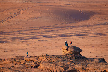 Wadi Rum w Jordanii. Widok na formacje skalne na tle pustyni.