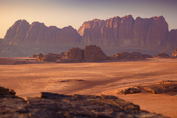 Wadi Rum w Jordanii. Formacje skalne na pustyni.  - obrazy, fototapety, plakaty