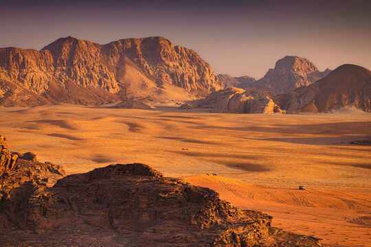 Wadi Rum w Jordanii. Skalne formacje na pustyni. 