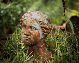 Vlies Fototapete Historisches Monument Woman's face statue in the forest
