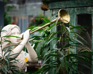 Photo sur Plexiglas Monument historique Closeup shot of a statue of a woman holding a long trumpet