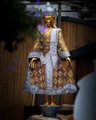 Photo sur Plexiglas Monument historique Vertical shot of a statue of a Hindu god wearing a fashionable outfit found in a garden