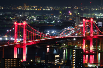 Obraz premium 重要文化財に指定された美しい若戸大橋と北九州市の夜景
