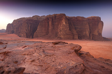 Wadi Rum w Jordanii. Pustynne formacje skalne na tle błękitnego nieba. - obrazy, fototapety, plakaty