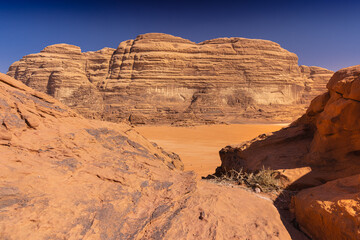 Wadi Rum w Jordanii. Pustynne formacje skalne na tle błękitnego nieba.