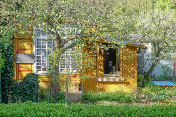 Kleine Hütte, Gartenlaube in einem Kleingarten - 593549960