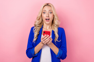 Photo of nice impressed girl open mouth unexpected news use smart phone isolated on pink color background