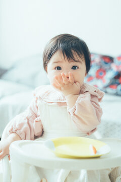 いちごを食べる赤ちゃん