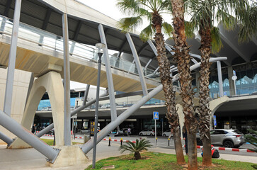 Pasarela de hormigón en el exterior de la Terminal del Aeropuerto Internacional de Valencia Manises, Comunidad Valenciana, España