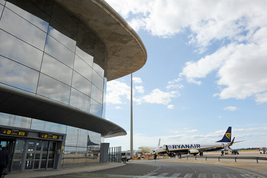 Avi&oacute;n de Ryanair en las pistas del Aeropuerto de Valencia. Terminal del aeropuerto internacional de Valencia - Manises, Espa&ntilde;a