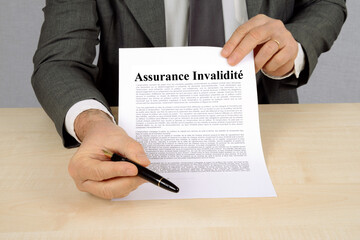 Concept de contrat d'assurance invalidité présenté par un assureur pour une signature